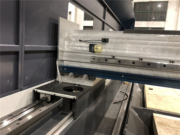 Máy cắt laser sợi quang chính xác kích thước nhỏ định vị tự động 800 watt